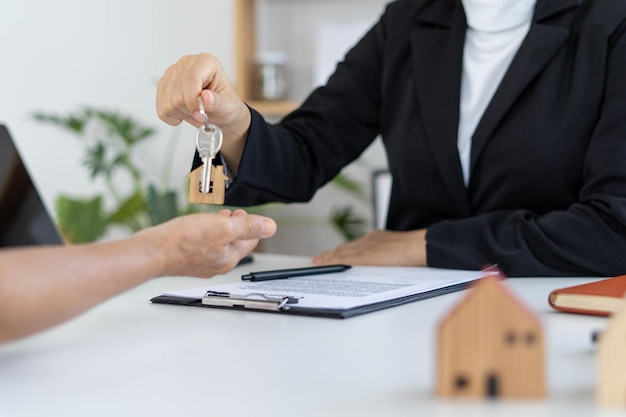 De makelaar stuurt de huissleutels naar de klant na ondertekening van het contract met verzekering verkoop huis of aankoop huis