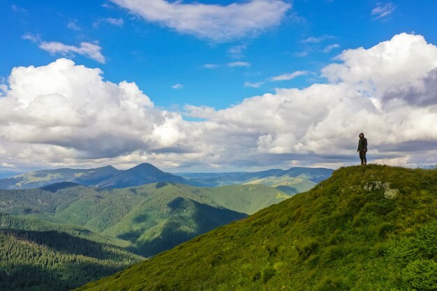 De man die op de berg staat met een schilderachtig uitzicht