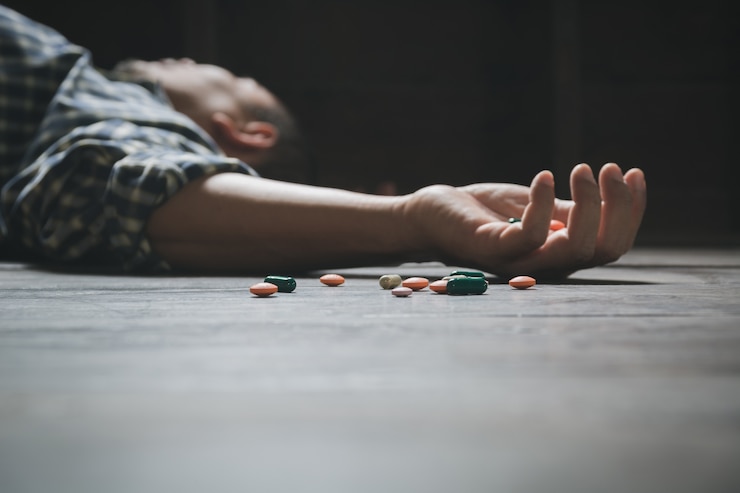 Foto de man die zelfmoord pleegt door een overdosis medicatie. sluit omhoog van overdosispillen