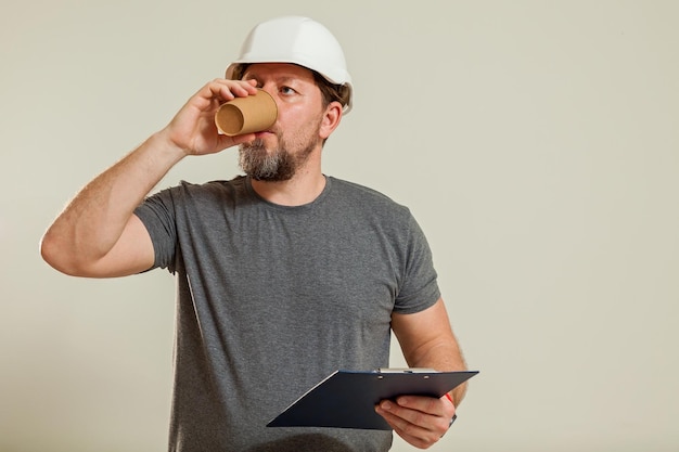 De man drinkt koffie