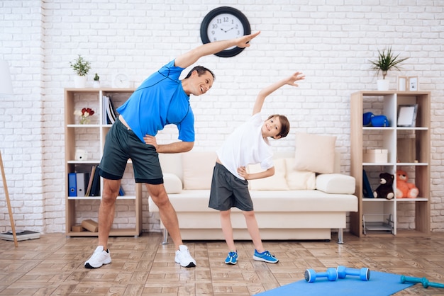 De man en de jongen houden zich bezig met gymnastiek.