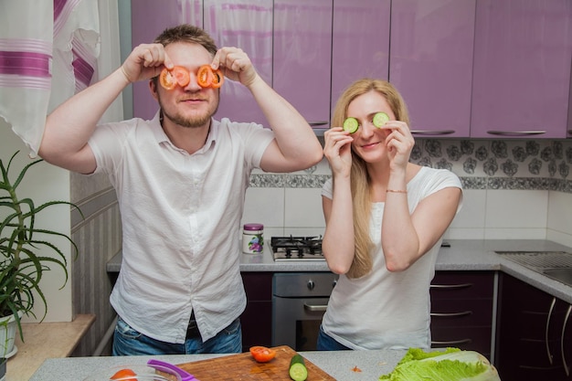 De man en het meisje bereiden een salade in de keuken