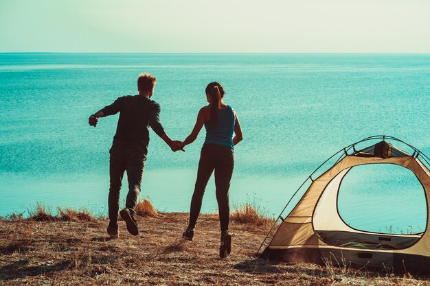 De man en vrouw hebben plezier op de camping bij de zee