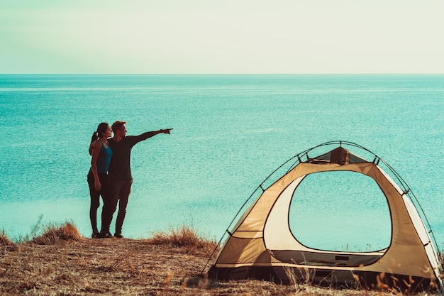 De man en vrouw hebben rust op de camping bij de zee