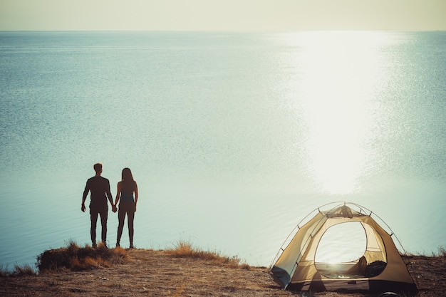 De man en vrouw hebben rust op de camping bij de zee