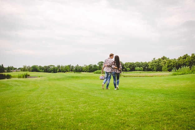 De man en vrouw lopen op het gras