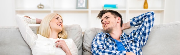 De man en vrouw ontspannen op de bank