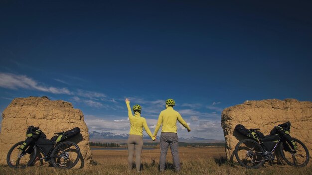 De man en vrouw reizen op gemengd terrein fietstochten met bikepacking