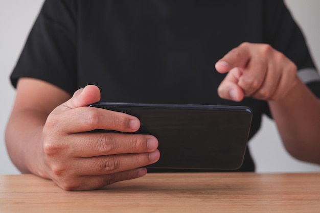 Foto de man gebruikt een smartphone voor werk, sociale media en ontspanning medium close-up shot