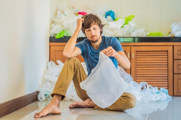 De man gebruikte te veel plastic zakken waardoor ze de hele keuken vulden Zero waste concept Het concept van Wereldmilieudag