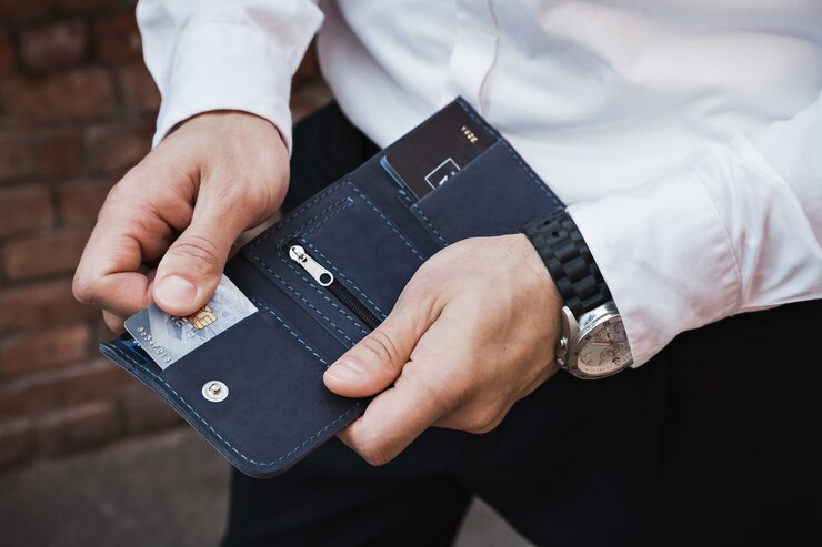 De man haalt een creditcard tevoorschijn