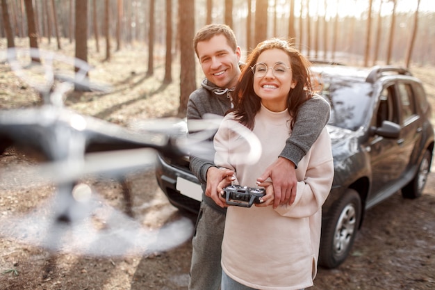 De man houdt een bedieningspaneel van de drone. Landelijke reis