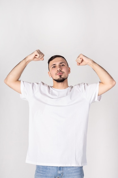 De man in het t-shirt