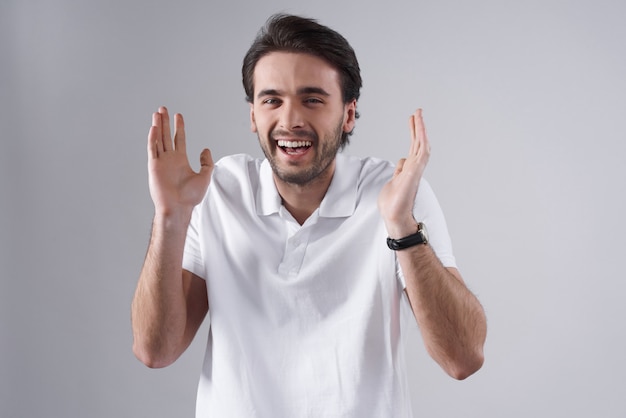 De man in het witte t-shirt hief zijn handen op naar de top.