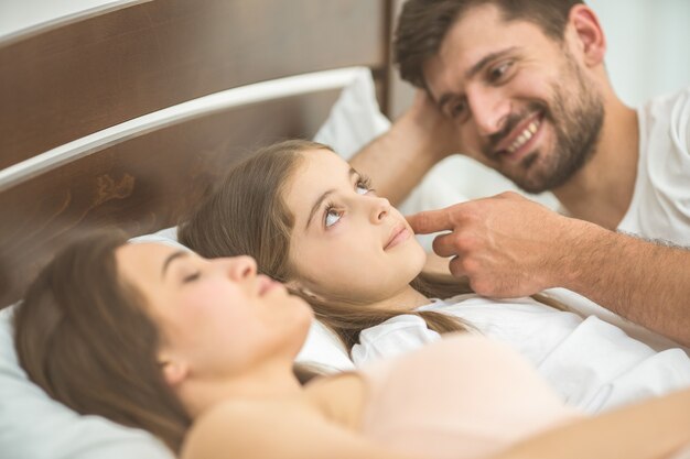 De man lag naast de mooie dochter in het bed