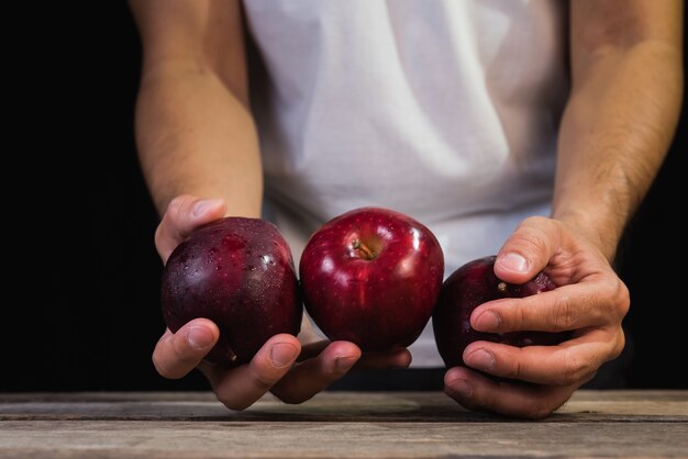 De man met appels op donkere achtergrond