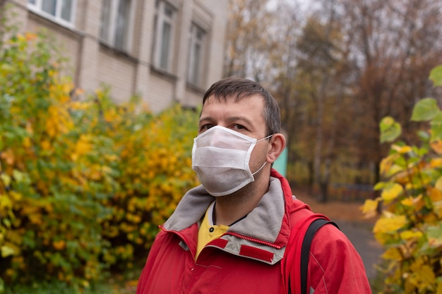 De man met een beschermend masker op straat, herfst