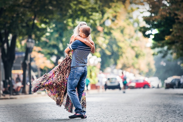 De man omcirkelt vrouw in van hem dient het park in