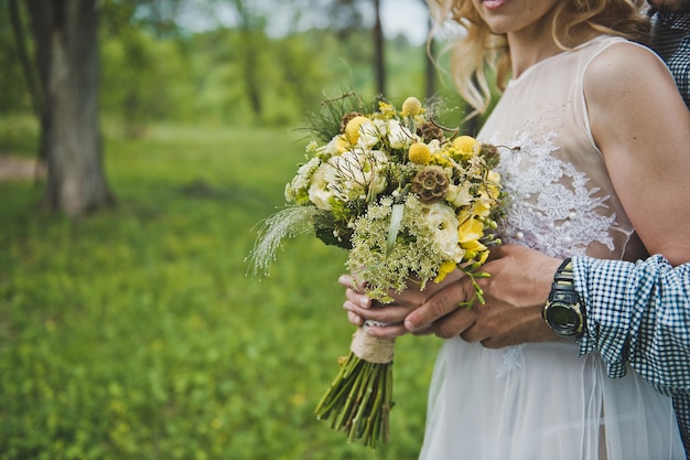 De man omhelst het meisje met een bos bloemen 3100