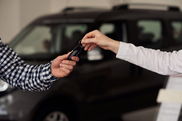 De man overweegt een nieuwe reeks auto's en probeert het beste voor zichzelf te kiezen.