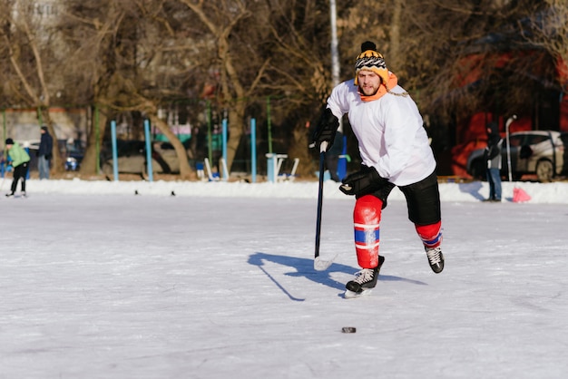 De man speelt hockey op de ijsbaan