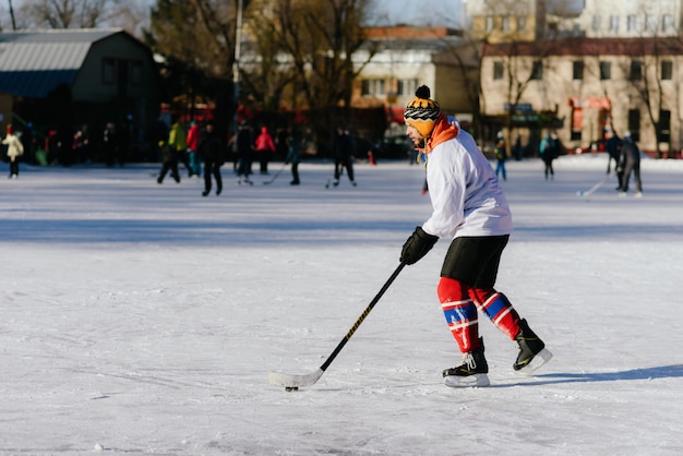 De man speelt hockey op de ijsbaan