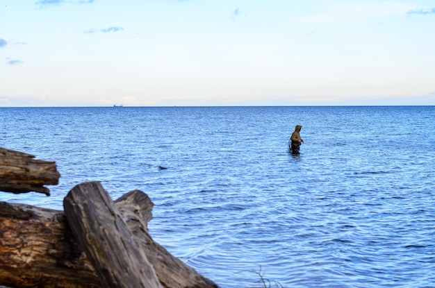 De man vist aan de kust van de oostzee bij de klif orlowo gdynia, polen