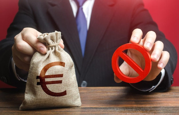 De man weigert geldzak in euro uit te geven Weigering om een lening te verstrekken Hypotheek slechte kredietgeschiedenis