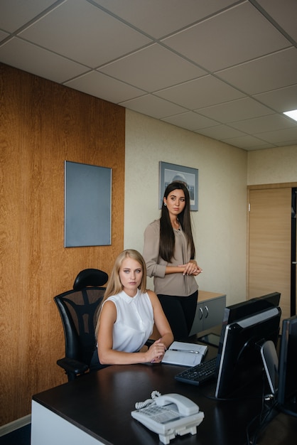 De manager en zijn assistent bespreken nieuwe plannen en taken. Bedrijfsfinanciering