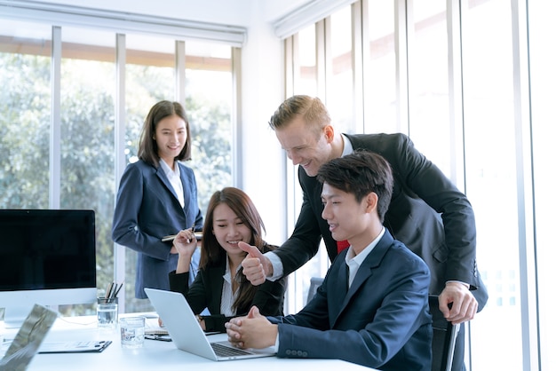 De manager moedigde bewondering kantoormedewerkers aan die het werkplan van het doelbedrijf kunnen uitvoeren