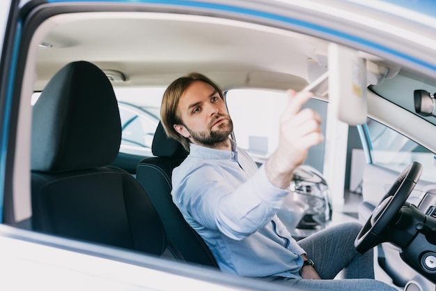 De manager van de dealer voert diagnostiek uit van de auto Luxe auto vóór verkoop