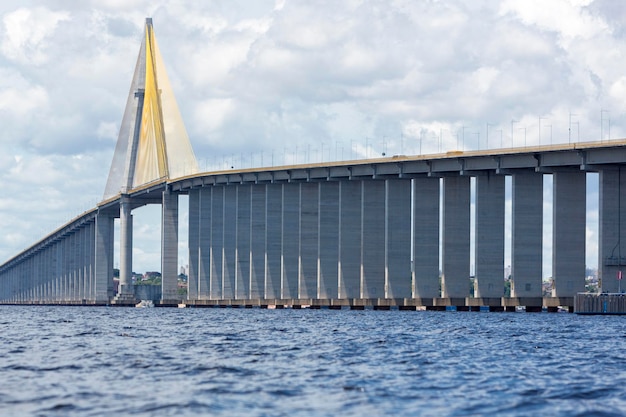 De Manaus Iranduba-brug over de Amazone-rivier in Brazilië