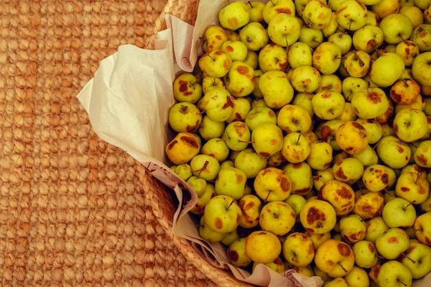 De mand met kleine groene appelen sluit omhoog