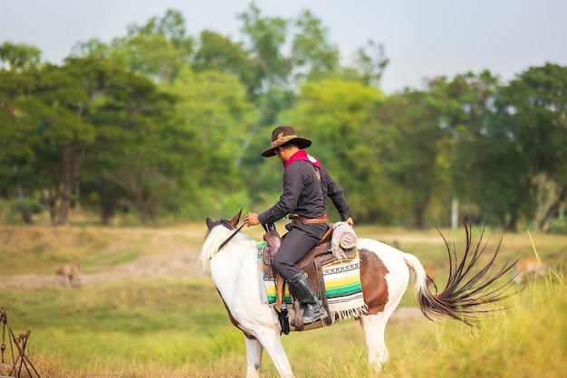 De manier van leven van cowboy is onder meer paardrijden in de buurt van plaatsen