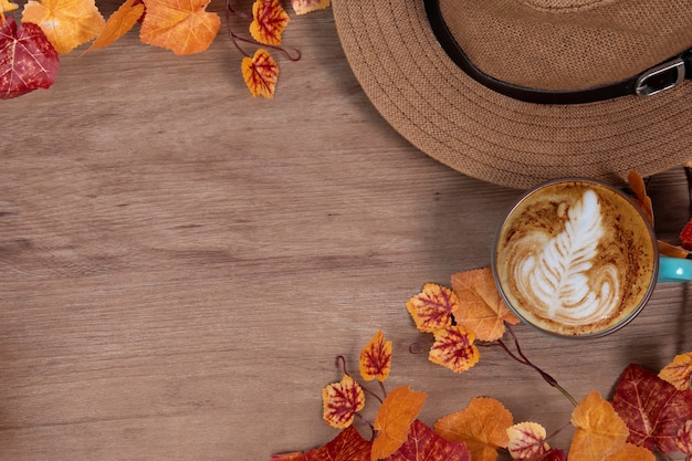 De manierconcept van de herfst met koffiekop op werkplaatsbureau