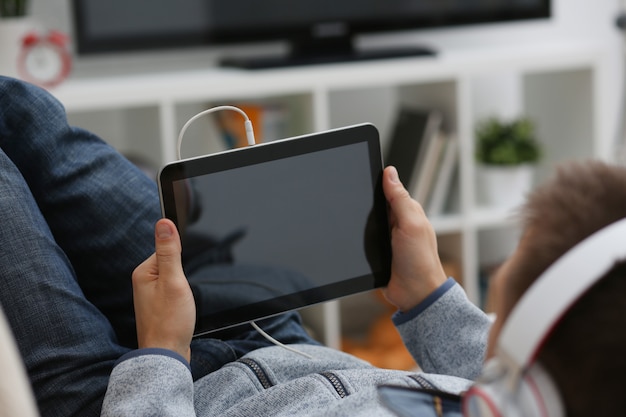 De mannelijke hand houdt tablet in huis het plaatsen terwijl