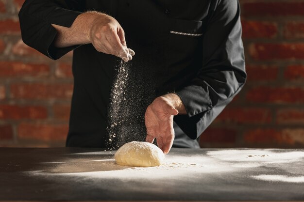 De mannelijke handen en het rustieke biologische brood