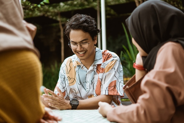 De mannelijke studenten glimlachen het babbelen terwijl uit het hangen