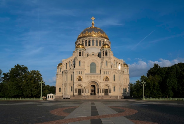 De marinekathedraal van Sint Nicolaas in Kronstadt Morskoy Nikolskiy Sobor en het Anchor Yakornaya-plein op een zonnige zomerdag Kronstadt Sint-Petersburg, Rusland