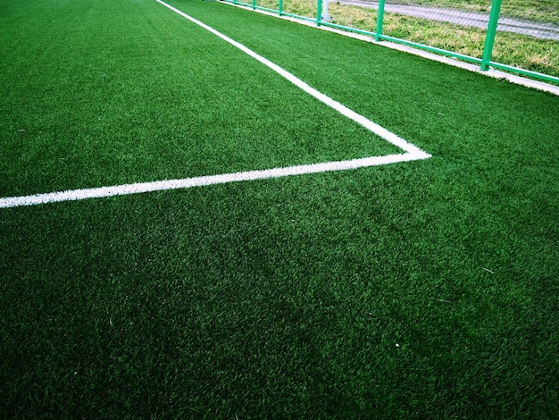 De markering van het voetbalveld op het groene gras Witte lijnen Voetbalveldgebied