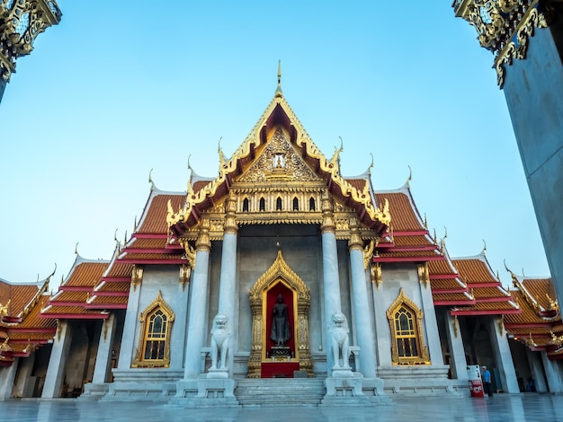 De marmeren tempel kerkgebouw Wat Benjamabophit Bangkok Thailand onder avondlucht