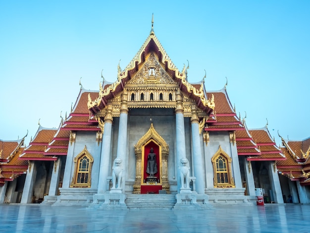 De marmeren tempel kerkgebouw Wat Benjamabophit Bangkok Thailand onder avondlucht