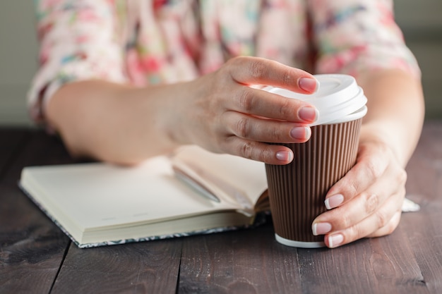 De meeneemkoffie van de vrouwenholding bij lijst