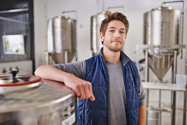 De meesterbrouwer zelf Portret van een man aan het werk in een microbrouwerij