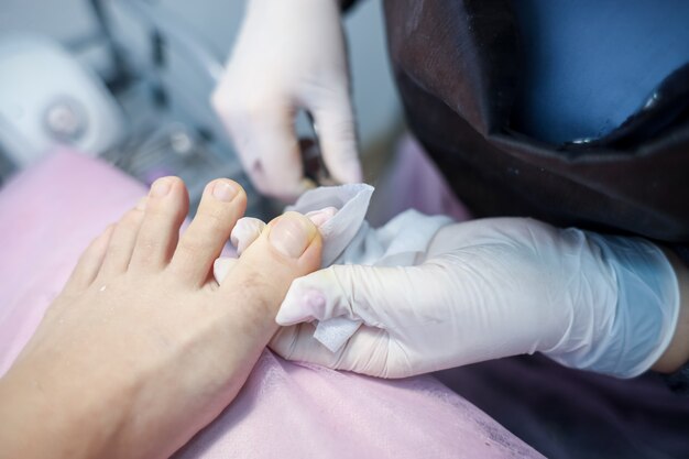 De meidenmeester van nageldienst werkt samen met de klant