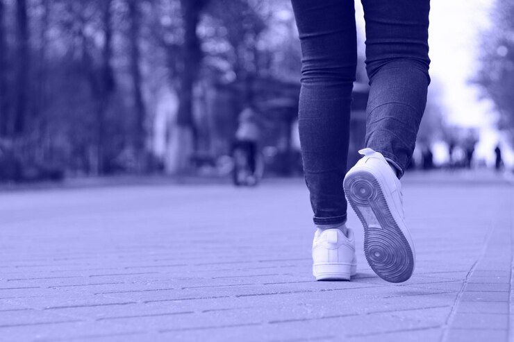 De meisjesbenen zijn in beweging in de trendkleur van 2022 zeer peri