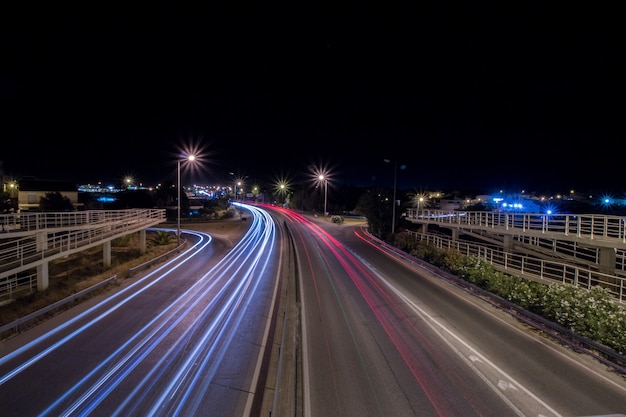 De mening van auto streak steekt bij nacht aan dichtbij de luchthaven van faro-stad, portugal.