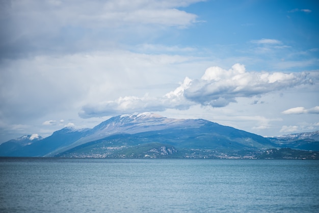 De mening van het bergmeer in de Italiaanse alpen