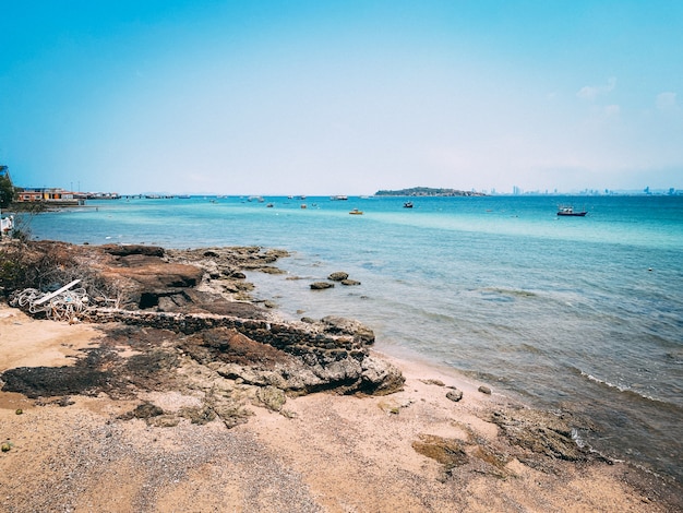 De mening van het strand in eiland Larn in Thailand