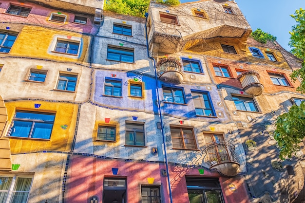 De mening van Hundertwasser-huis in Wenen Oostenrijk